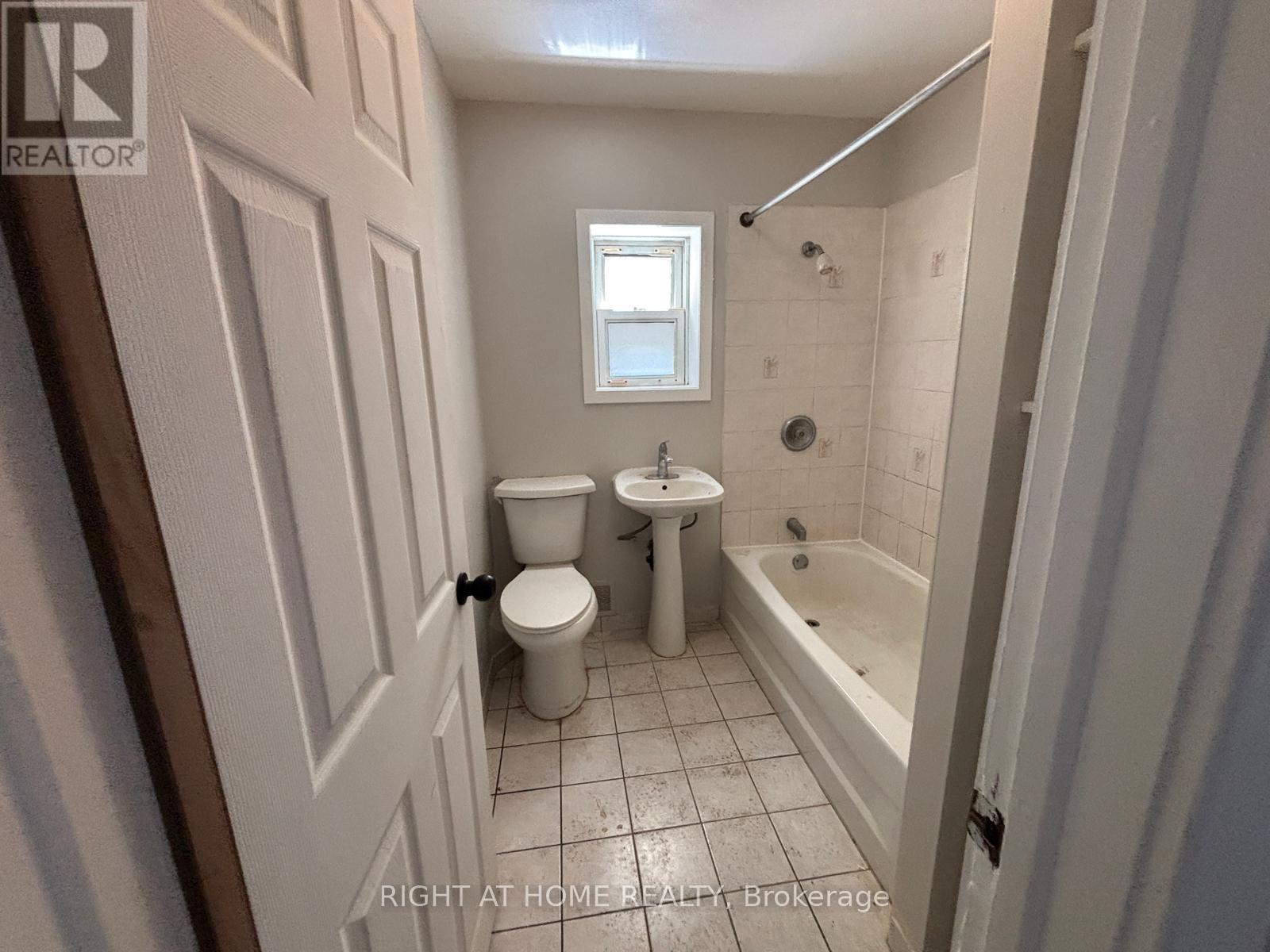 Upper - 505 Oakwood Avenue, Toronto, Ontario M6E 2W9 - Photo 13 - C13805862