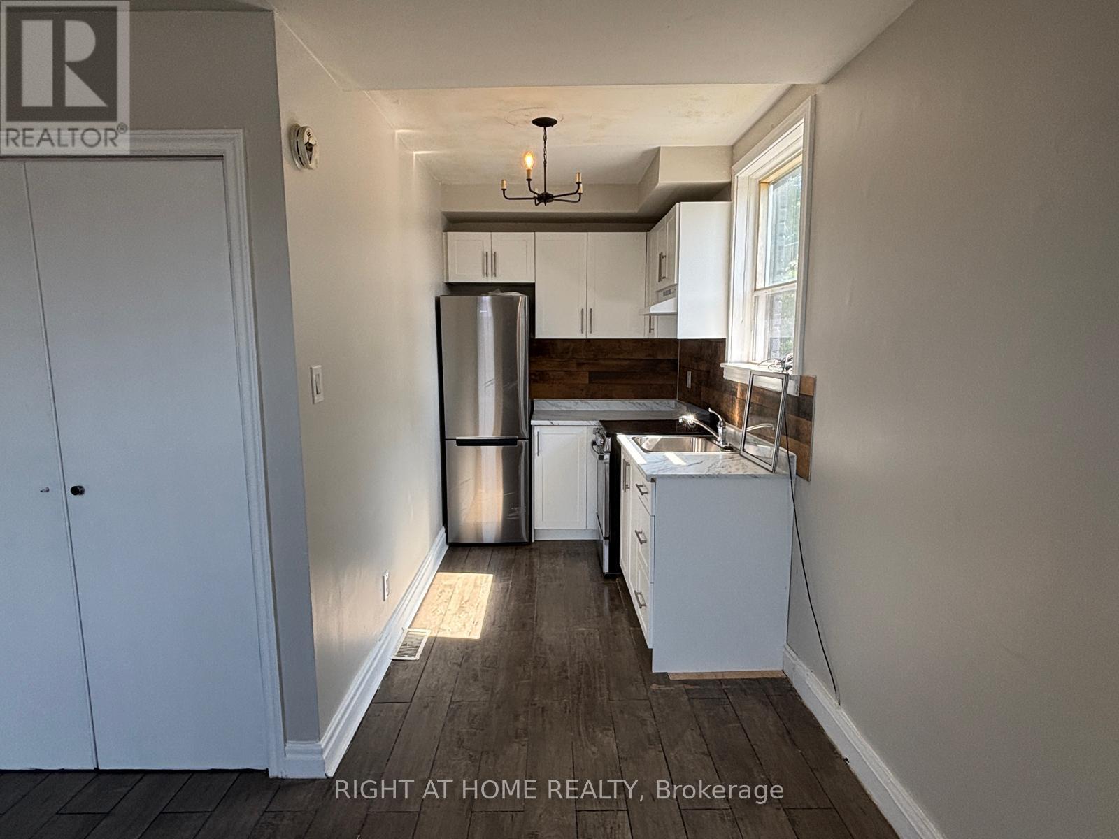 Unit 3 Upper - 503 Oakwood Avenue, Toronto, Ontario M6E 2W9 - Photo 3 - C13805872