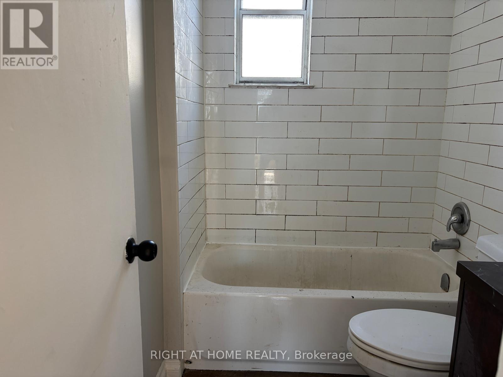 Unit 1 Upper - 503 Oakwood Avenue, Toronto, Ontario  M6E 2W9 - Photo 13 - C13805874