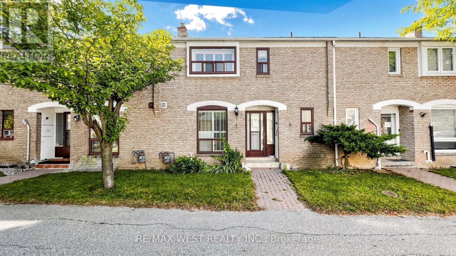 24 - 25 GOSFORD BOULEVARD, Toronto, Ontario
