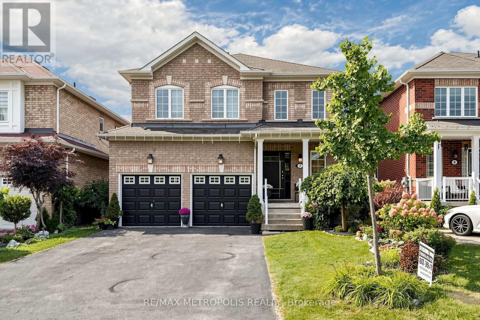 7 OCEANPEARL CRESCENT, Whitby, Ontario