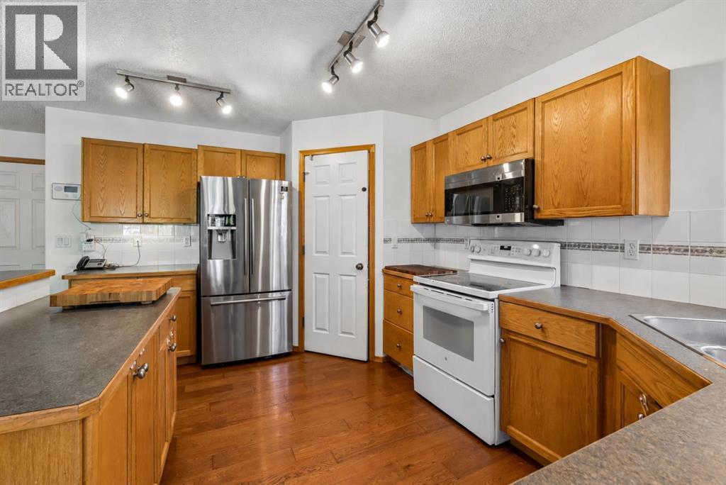 8 Fairways Place NW, Airdrie, Alberta  T4B 2R7 - Photo 9 - A2346671