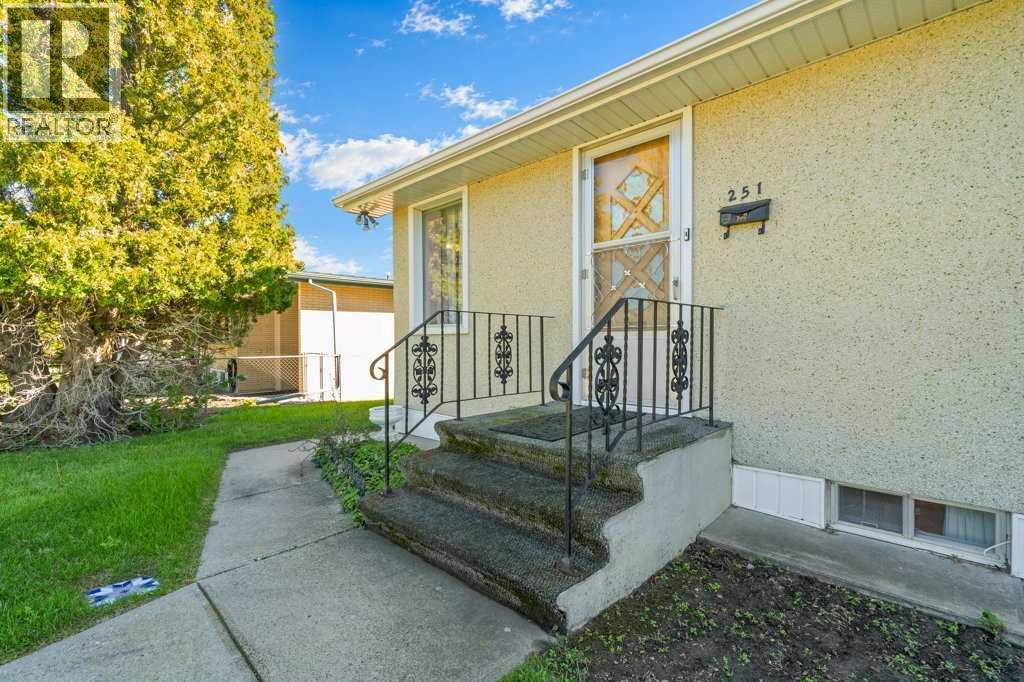 251 12 Street Se, Medicine Hat, Alberta  T1A 1V4 - Photo 5 - A2346503