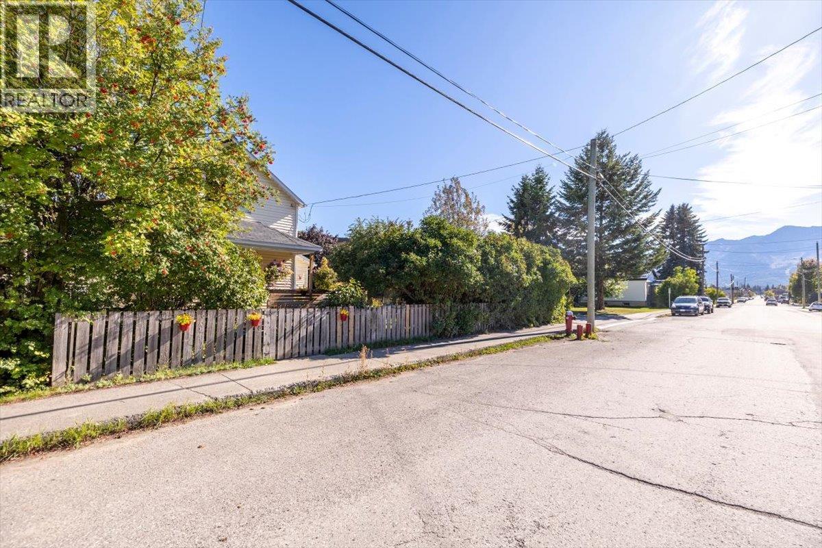 1112 2nd Avenue, Fernie, British Columbia  V0B 1M0 - Photo 25 - 10401378