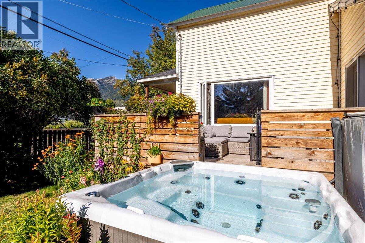 1112 2nd Avenue, Fernie, British Columbia  V0B 1M0 - Photo 35 - 10401378