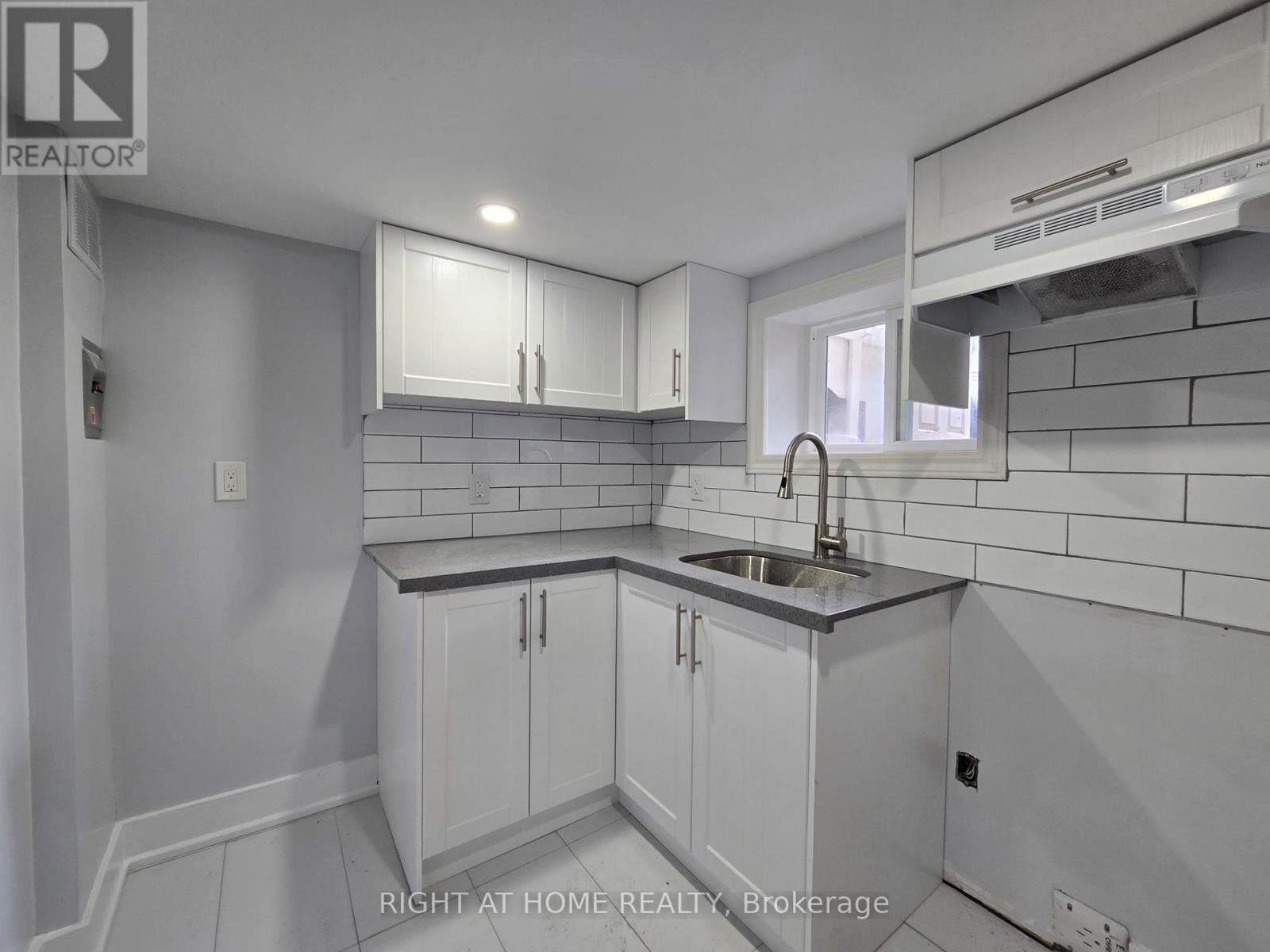Bsmt - 984 Ossington Avenue, Toronto, Ontario  M6G 3V6 - Photo 4 - W13806004