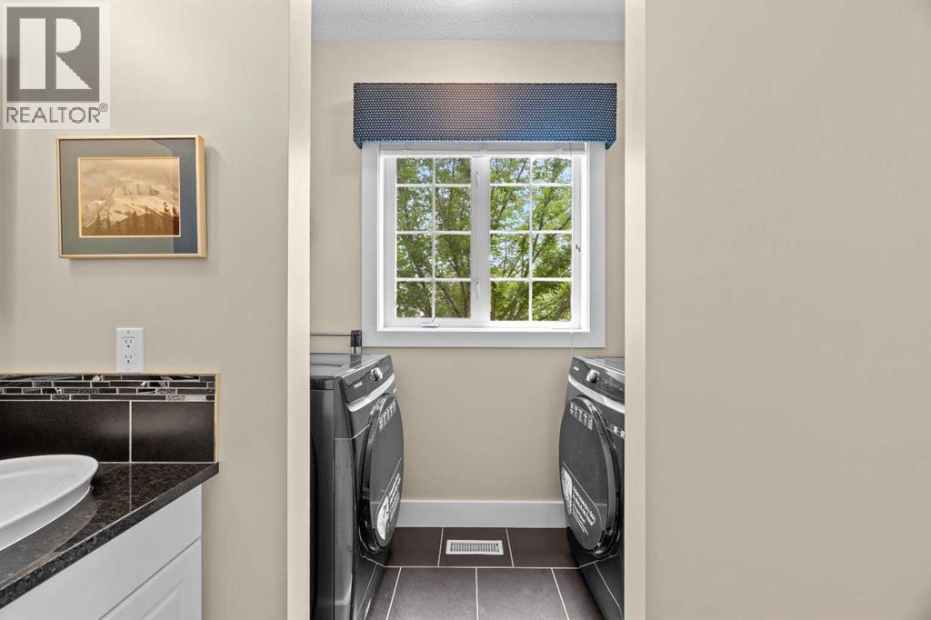87 Hamptons Link NW photo 16