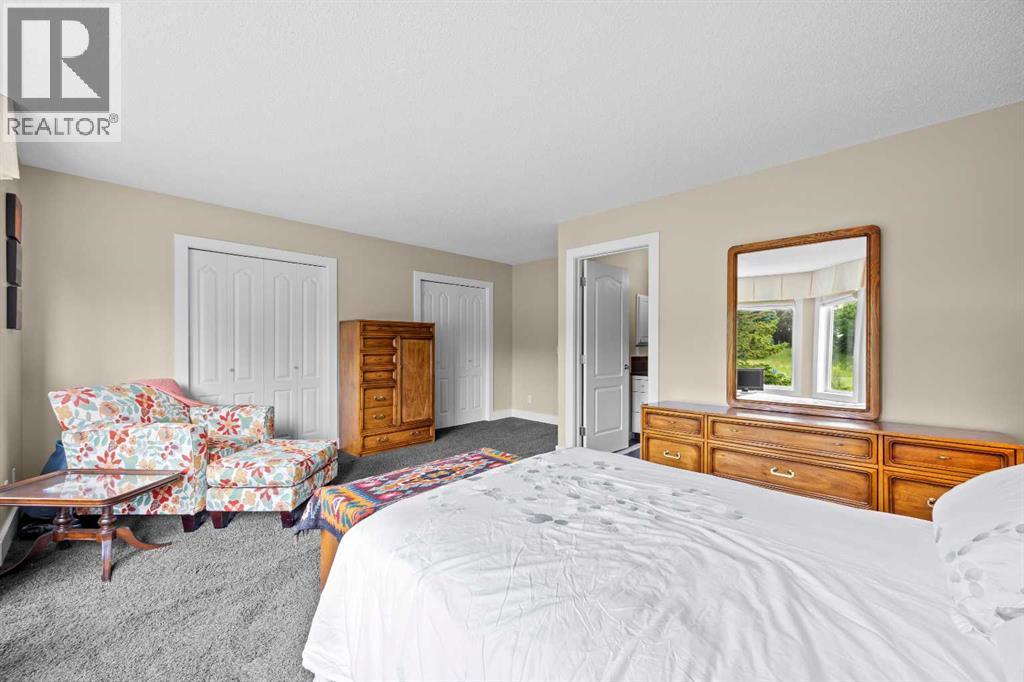 87 Hamptons Link NW photo 20