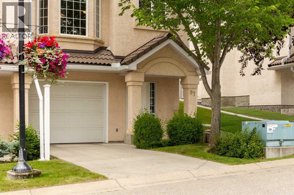 87 Hamptons Link NW photo 2