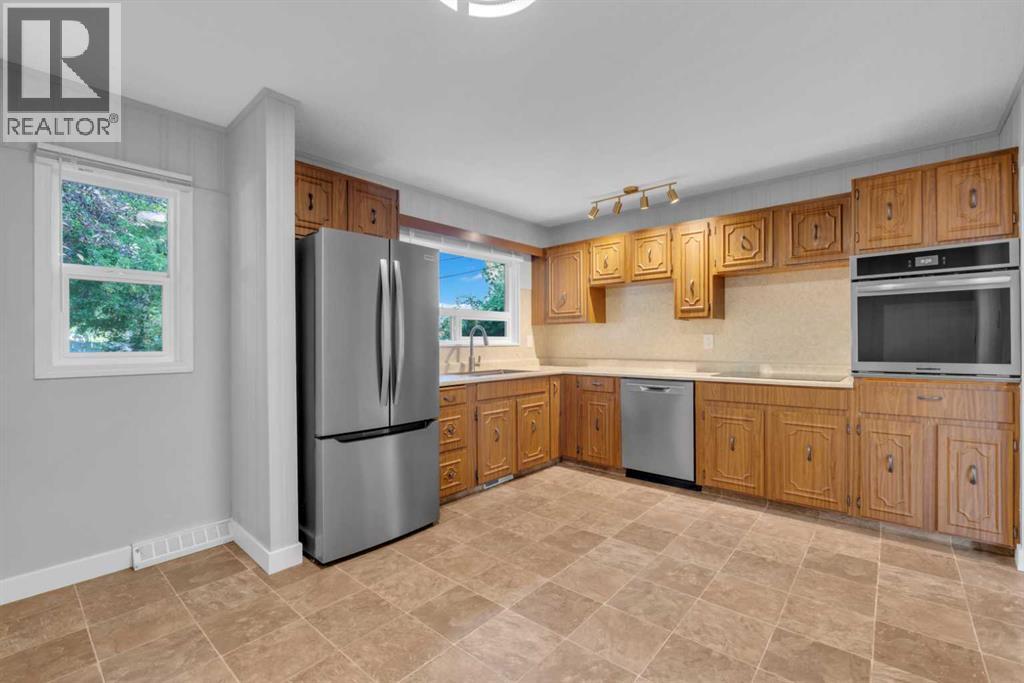 30 Hutton Place Sw, Calgary, Alberta  T2V 3B6 - Photo 14 - A2336909
