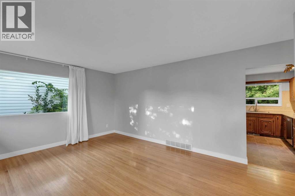 30 Hutton Place Sw, Calgary, Alberta  T2V 3B6 - Photo 5 - A2336909