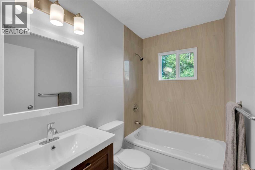 30 Hutton Place Sw, Calgary, Alberta  T2V 3B6 - Photo 12 - A2336909