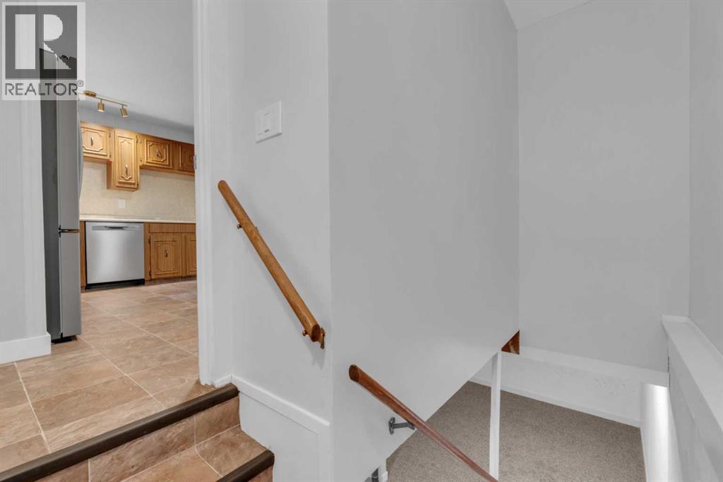 30 Hutton Place Sw, Calgary, Alberta  T2V 3B6 - Photo 19 - A2336909