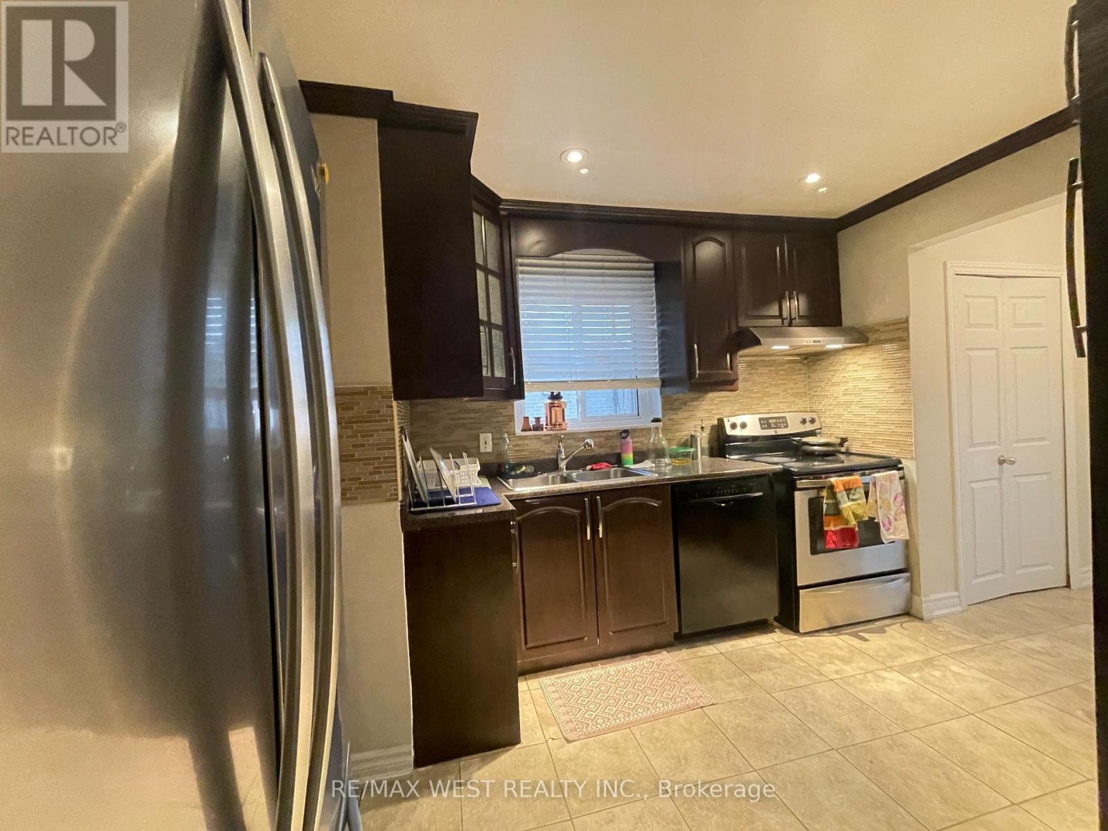 Upper - 25 Coronado Court, Toronto, Ontario  M9M 1S6 - Photo 2 - W13806198