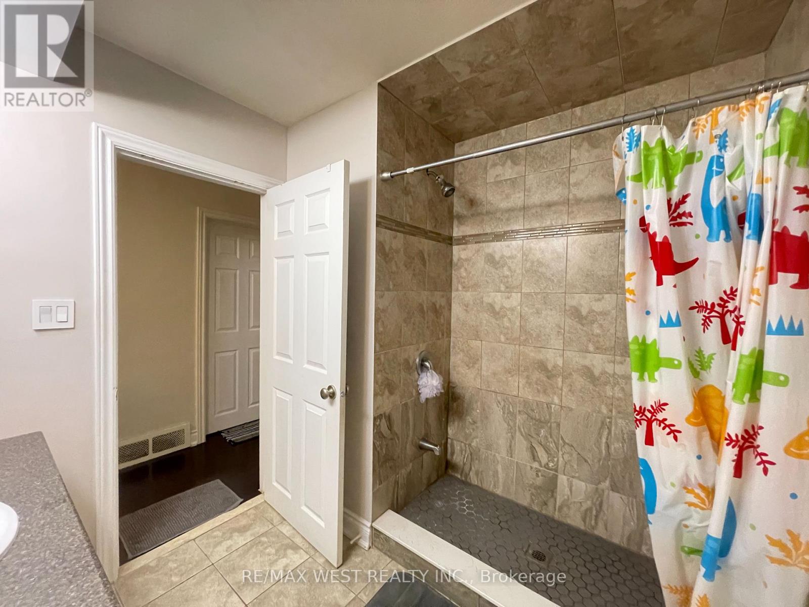 Upper - 25 Coronado Court, Toronto, Ontario  M9M 1S6 - Photo 5 - W13806198