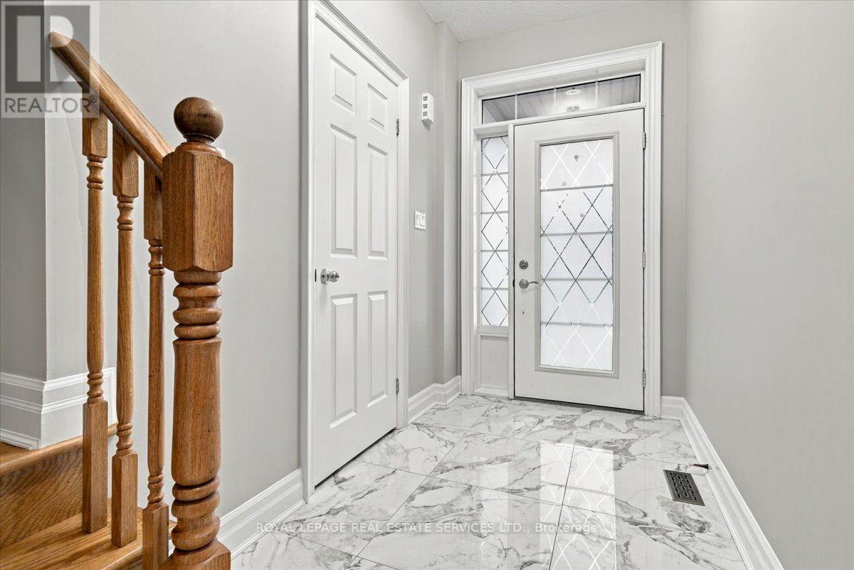 2328 Whistling Springs Crescent, Oakville, Ontario  L6M 0C5 - Photo 3 - W13806262