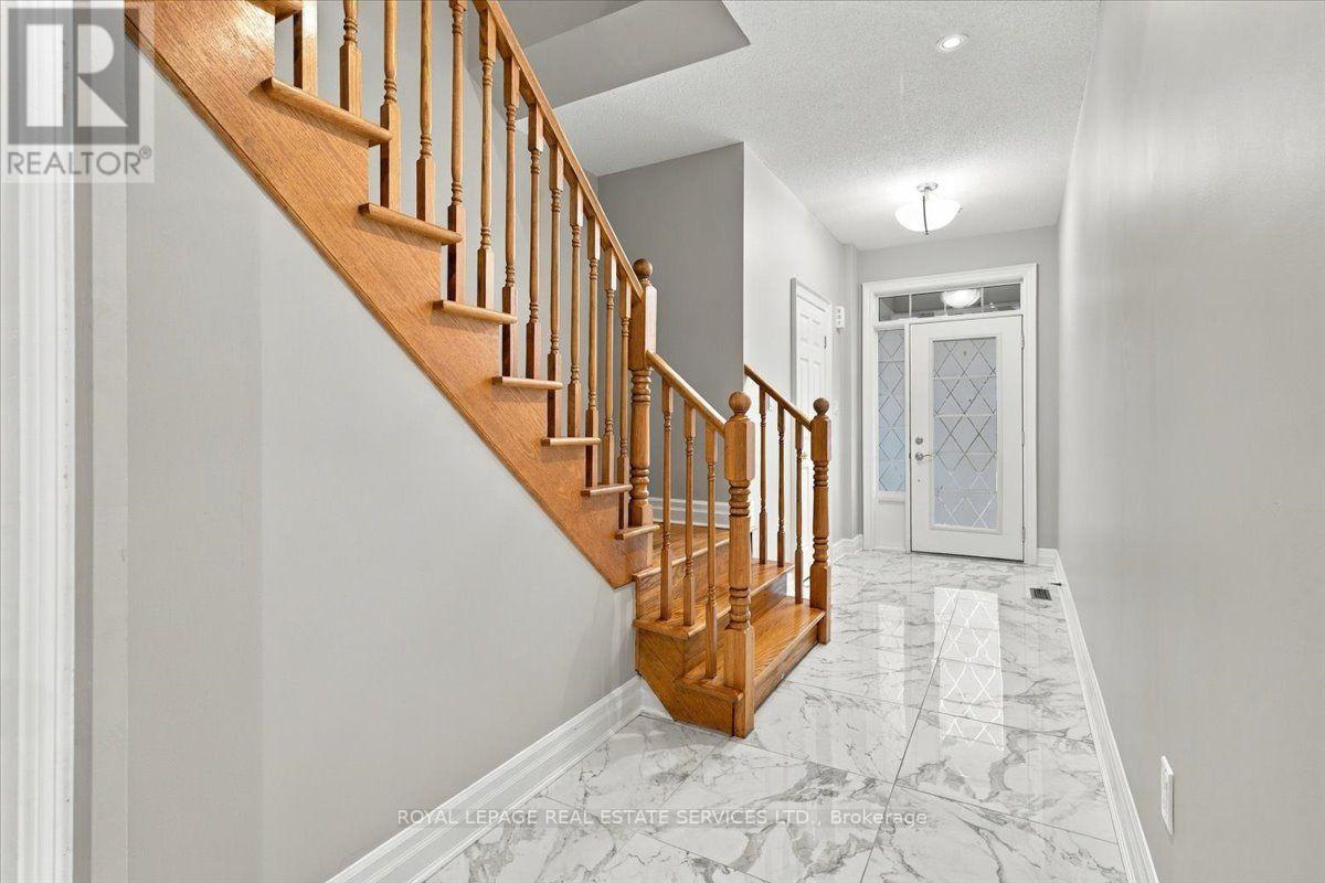 2328 Whistling Springs Crescent, Oakville, Ontario  L6M 0C5 - Photo 4 - W13806262