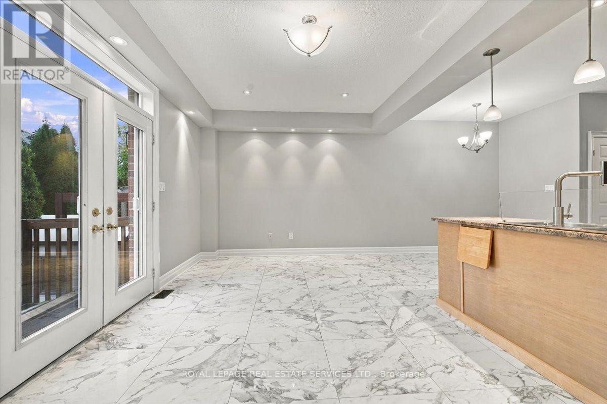 2328 Whistling Springs Crescent, Oakville, Ontario  L6M 0C5 - Photo 7 - W13806262