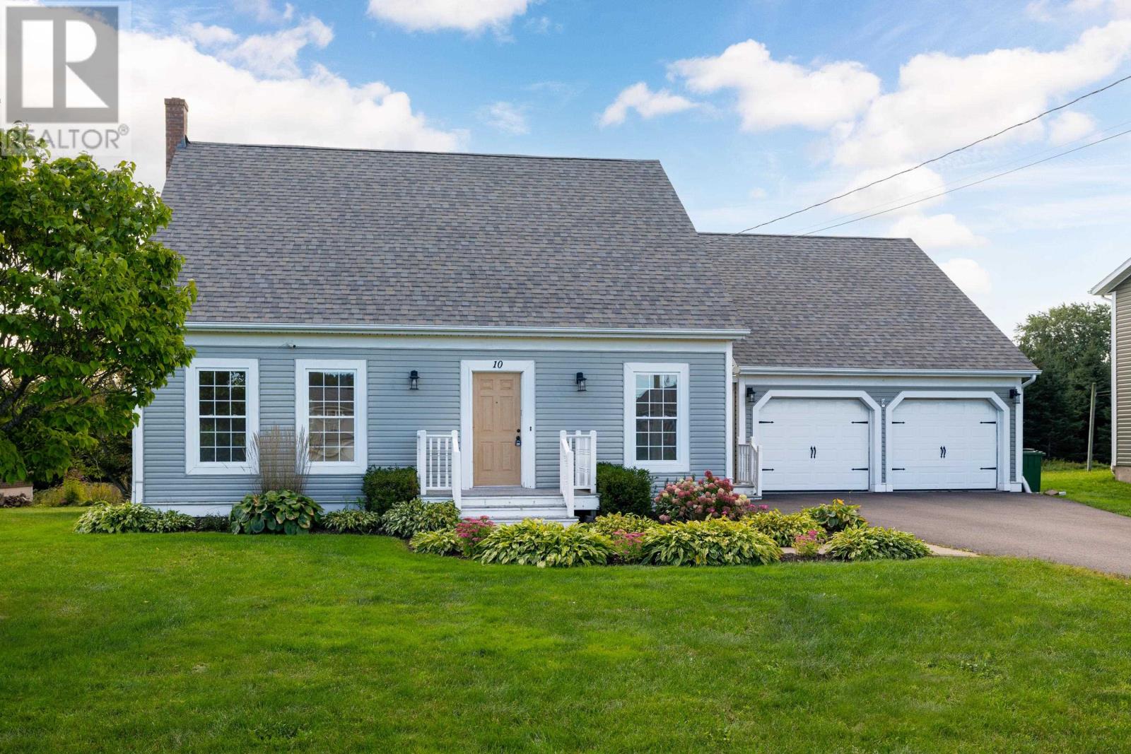 10 Jake Drive, Cornwall, Prince Edward Island  C0A 1H4 - Photo 1 - 202623860
