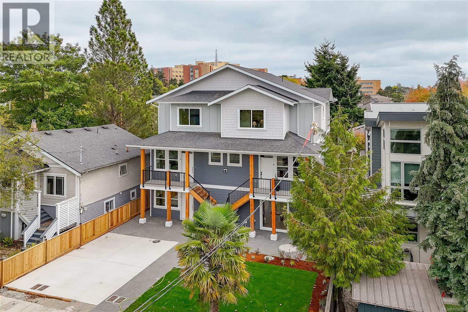 B 2235 Shelbourne St, Victoria, British Columbia  V8R 4L2 - Photo 2 - 1050023
