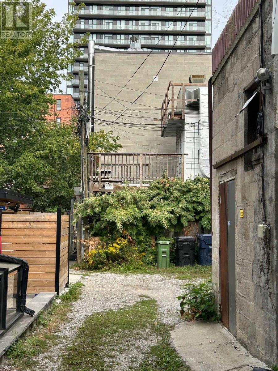 Upper - 1226 King Street W, Toronto, Ontario  M6K 1G4 - Photo 21 - W13806320