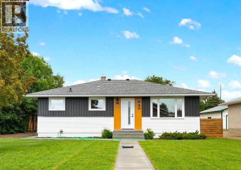 945 Parker Avenue Nw, Medicine Hat, Alberta  T1A 6W7 - Photo 1 - A2332321