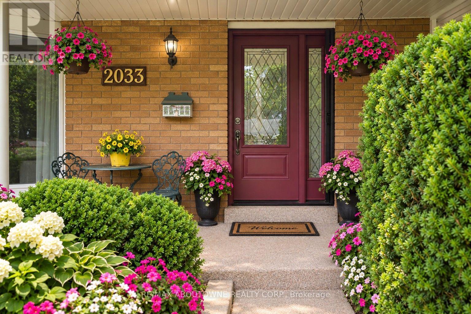 2033 Saxon Road, Oakville, Ontario  L6L 2V1 - Photo 2 - W13791408