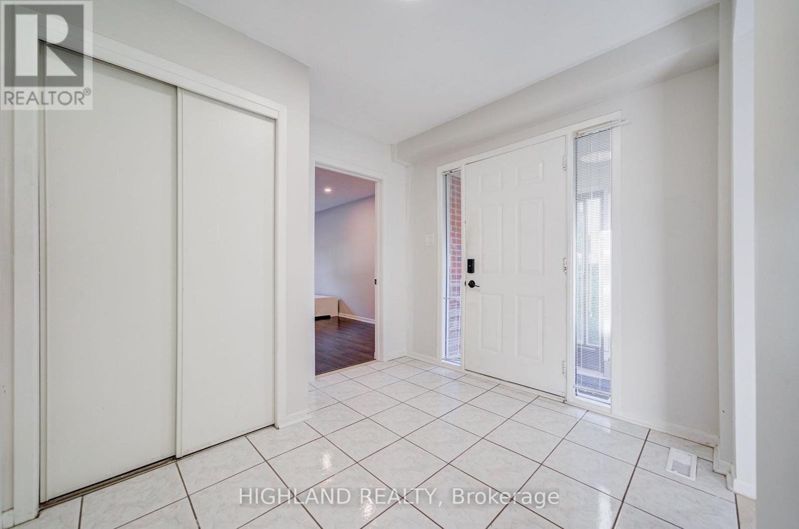 2032 Glenada Crescent, Oakville, Ontario  L6H 4M5 - Photo 2 - W13806620