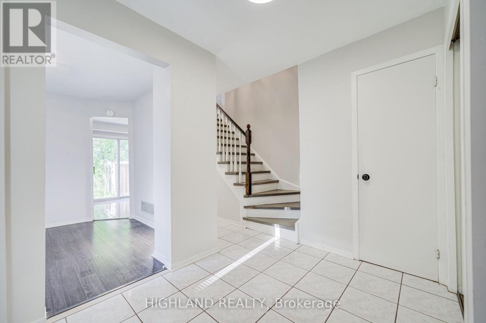 2032 Glenada Crescent, Oakville, Ontario  L6H 4M5 - Photo 3 - W13806620