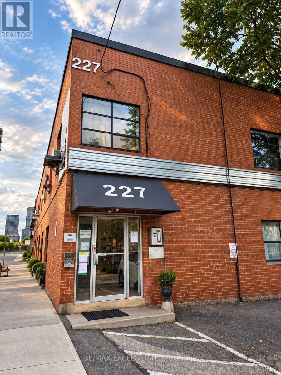 202 - 227 STERLING ROAD E, Toronto, Ontario