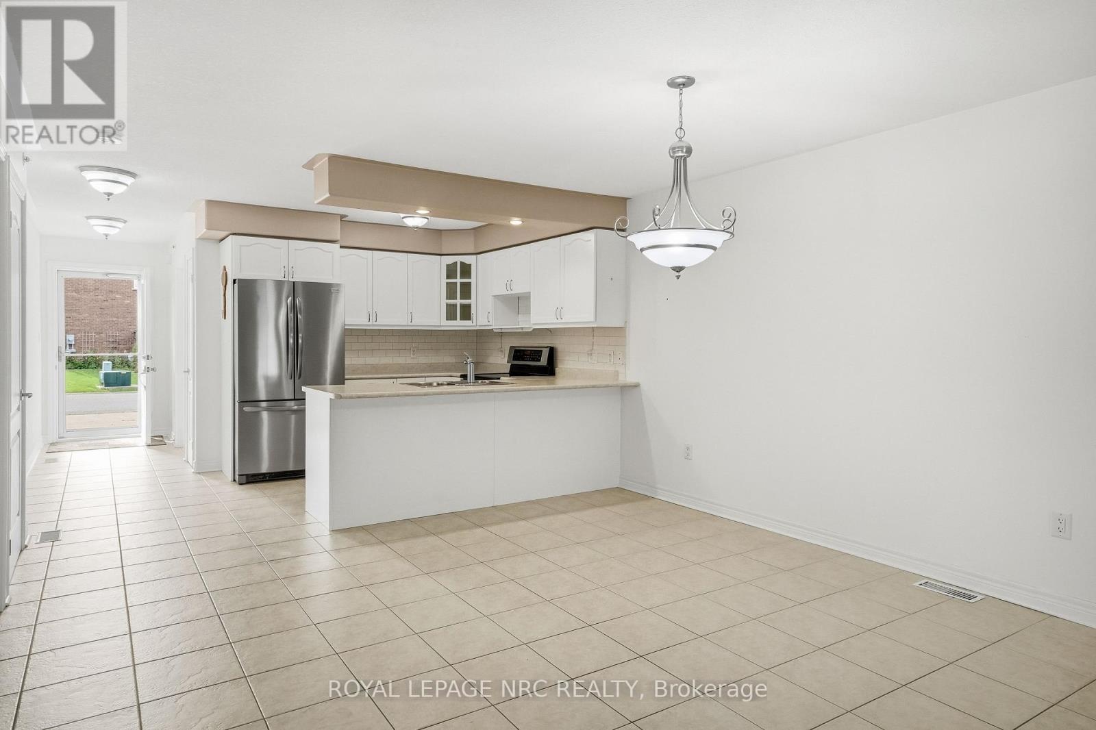 8 Bluegrass Crescent, St. Catharines, Ontario  L2P 0A7 - Photo 10 - X13806642