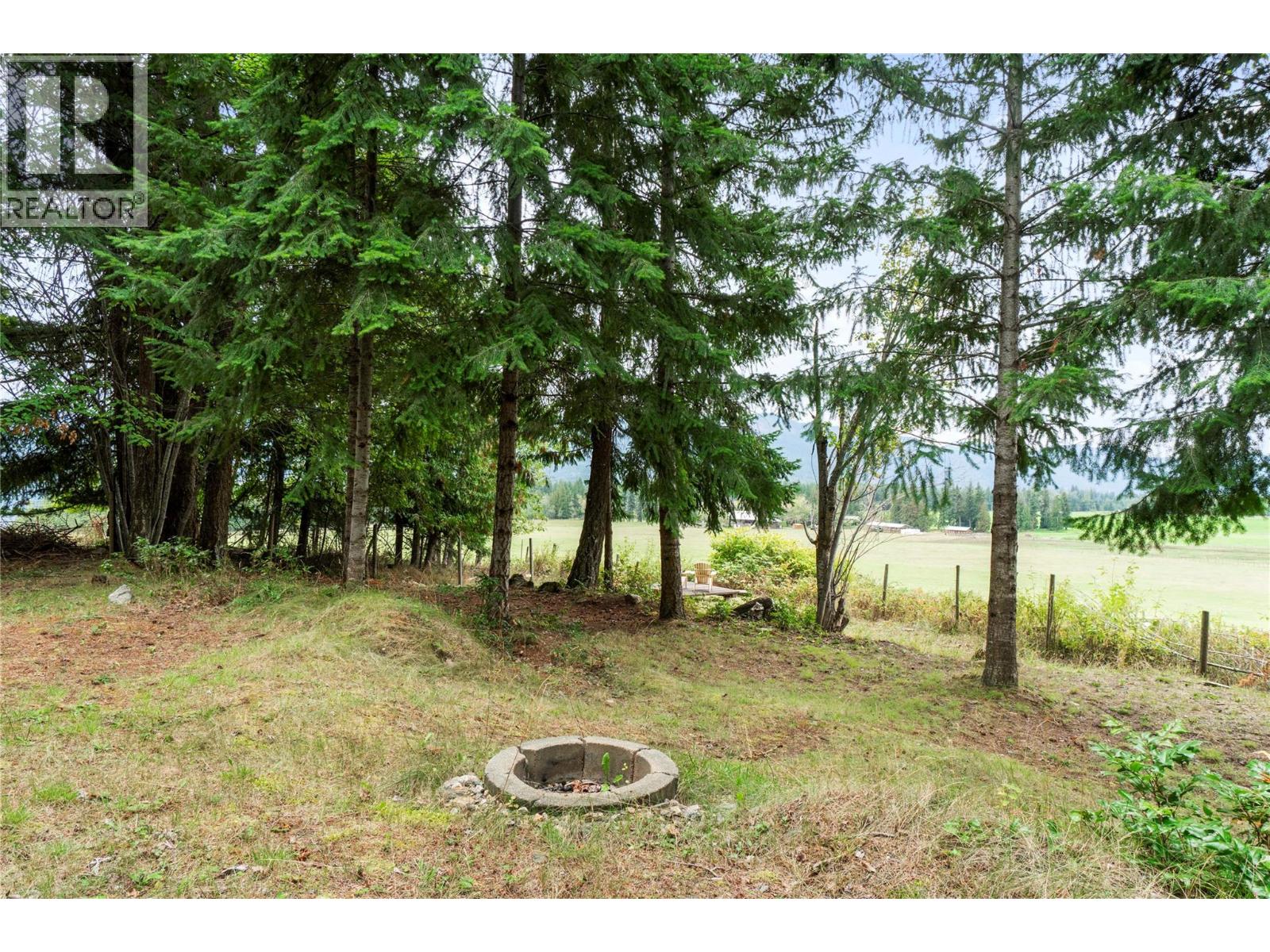 7206 Fraser Crescent, Anglemont, British Columbia  V0E 1M8 - Photo 5 - 10401067