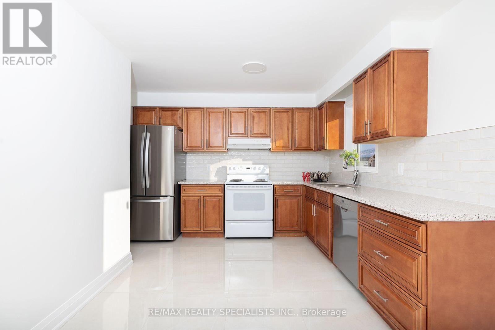 Upper - 4279 Woodington Drive, Mississauga, Ontario  L4Z 1M1 - Photo 10 - W13806694