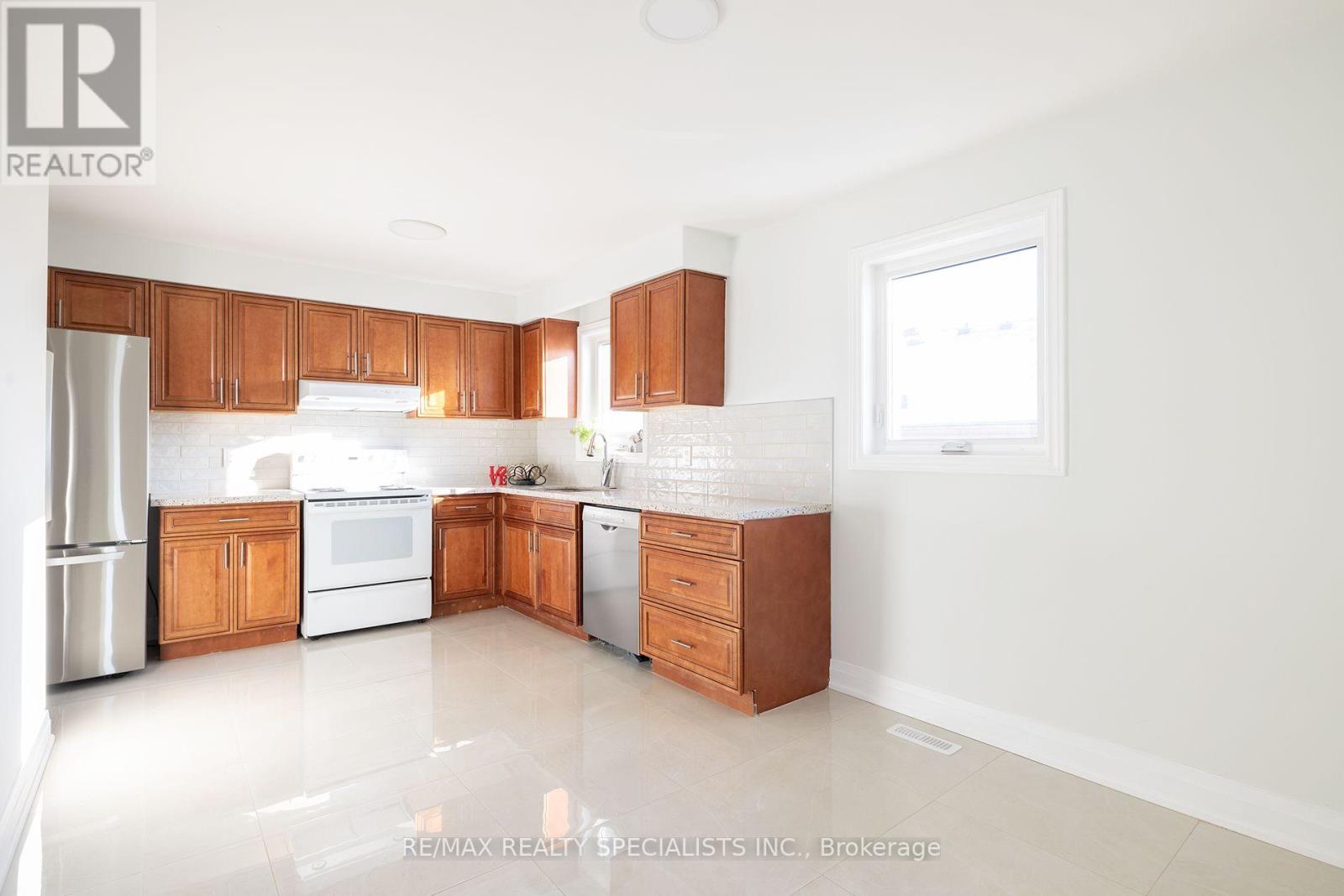 Upper - 4279 Woodington Drive, Mississauga, Ontario  L4Z 1M1 - Photo 8 - W13806694