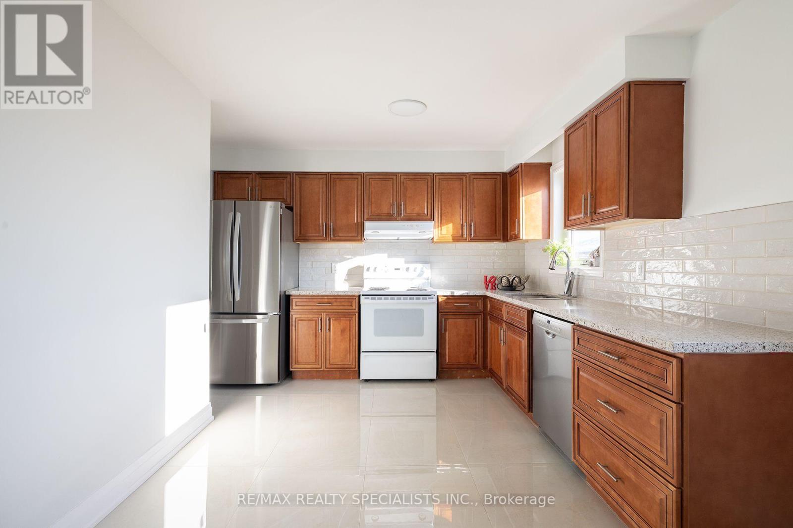 Upper - 4279 Woodington Drive, Mississauga, Ontario  L4Z 1M1 - Photo 9 - W13806694