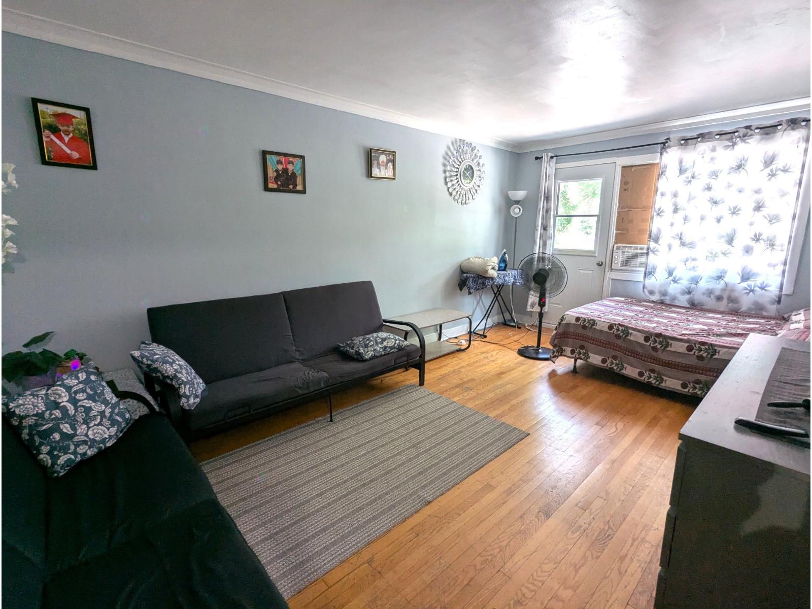 8460-8466 Av. Stuart Montréal (Villeray/Saint-Michel/Parc-Extension) Quebec Canada H3N2S3 3