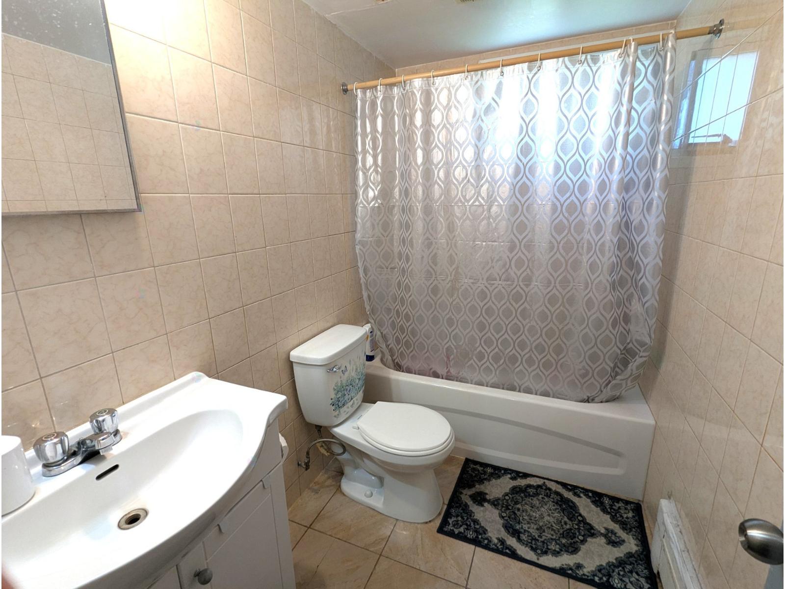 8460-8466 Av. Stuart Montréal (Villeray/Saint-Michel/Parc-Extension) Quebec Canada H3N2S3 5