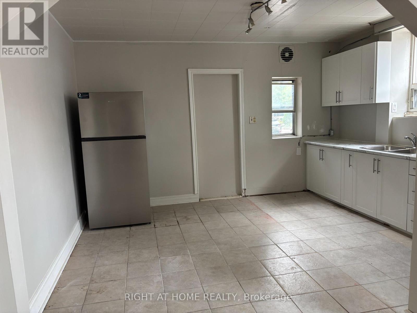 MAIN UNIT 4 - 503 OAKWOOD AVENUE