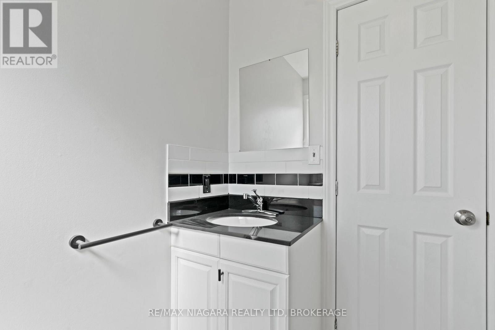 (Main Level) - 9 Prince Street, St. Catharines, Ontario  L2R 3X6 - Photo 7 - X13806942