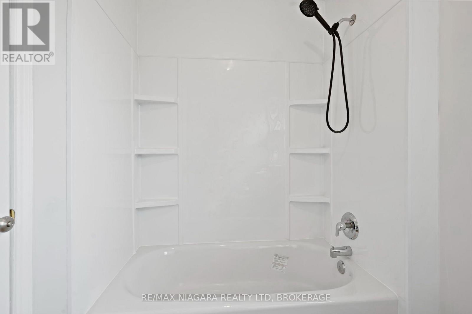 (Main Level) - 9 Prince Street, St. Catharines, Ontario  L2R 3X6 - Photo 8 - X13806942