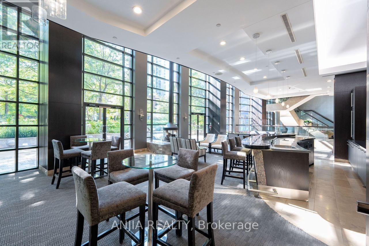 2010 - 33 SHEPPARD AVENUE, Toronto, Ontario
