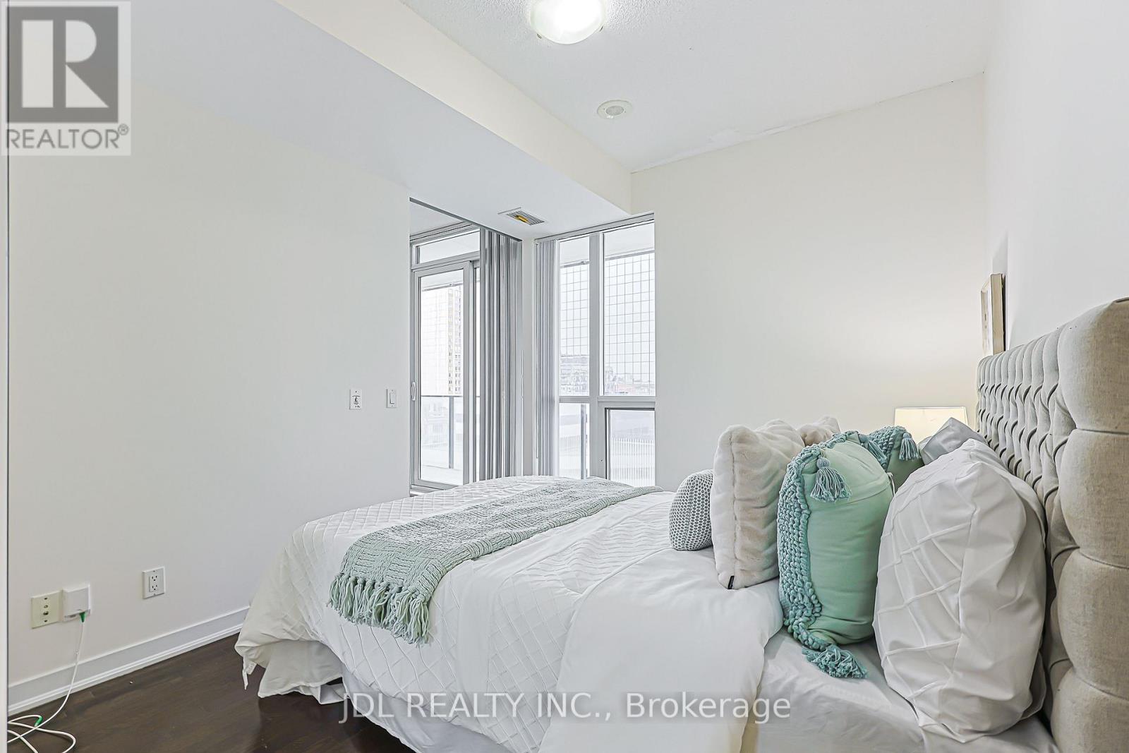 1105 - 770 BAY STREET photo 24