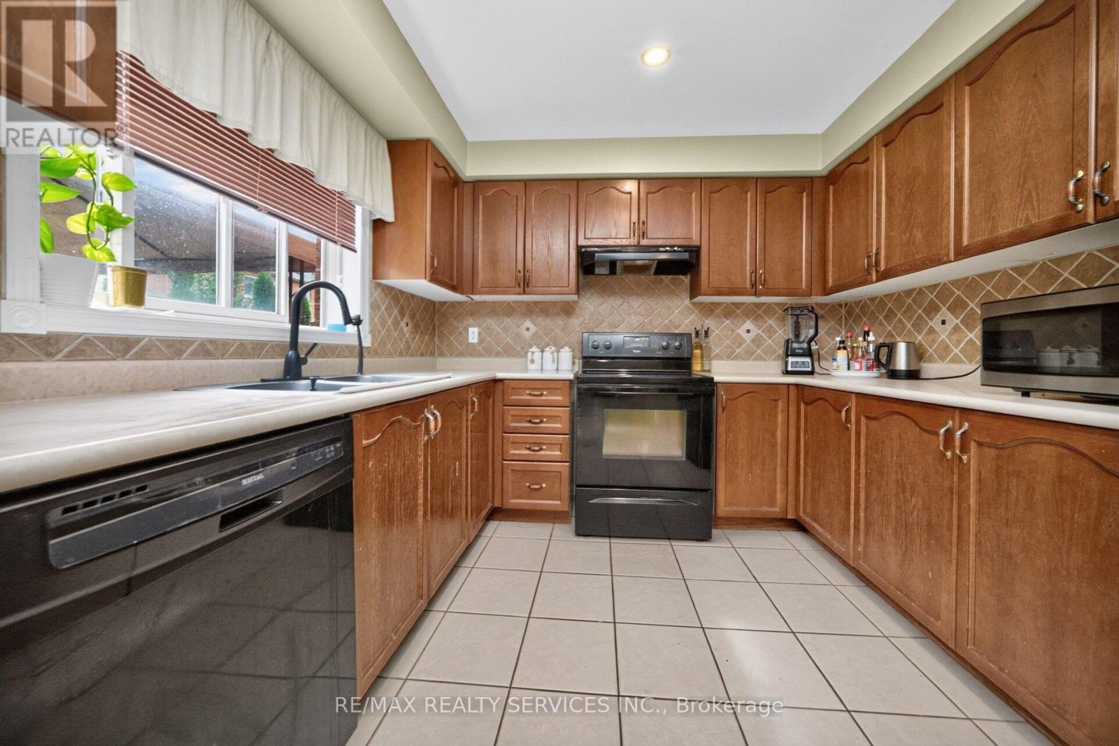 26 Peachleaf Crescent S, Brampton, Ontario  L7A 2B2 - Photo 17 - W13806940