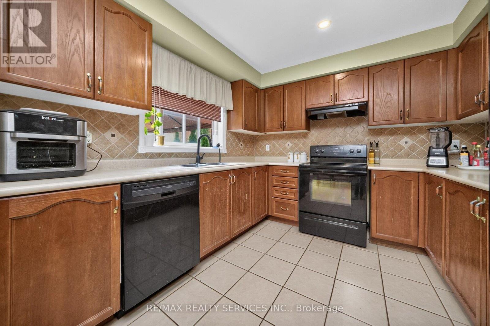 26 Peachleaf Crescent S, Brampton, Ontario  L7A 2B2 - Photo 18 - W13806940