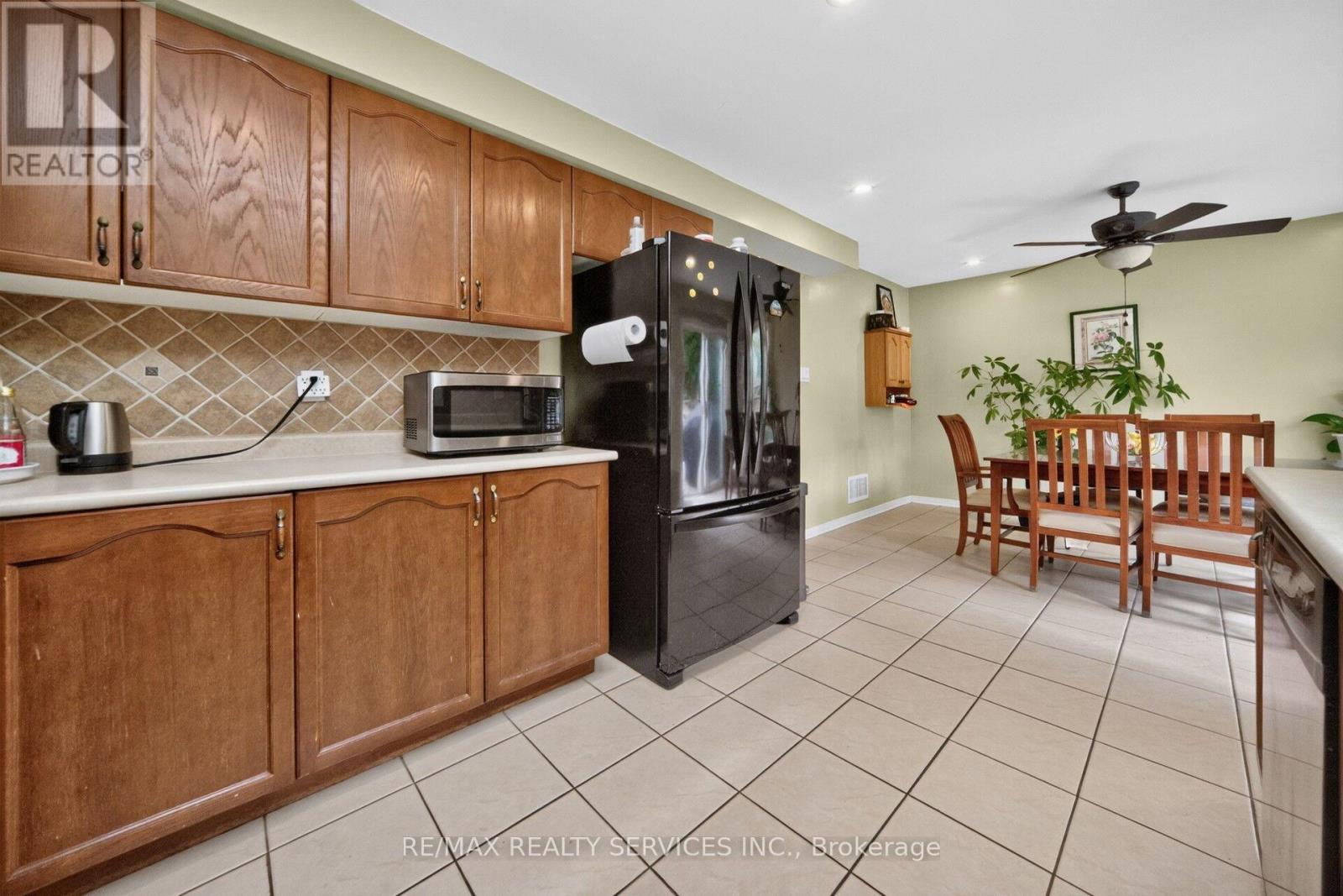 26 Peachleaf Crescent S, Brampton, Ontario  L7A 2B2 - Photo 19 - W13806940