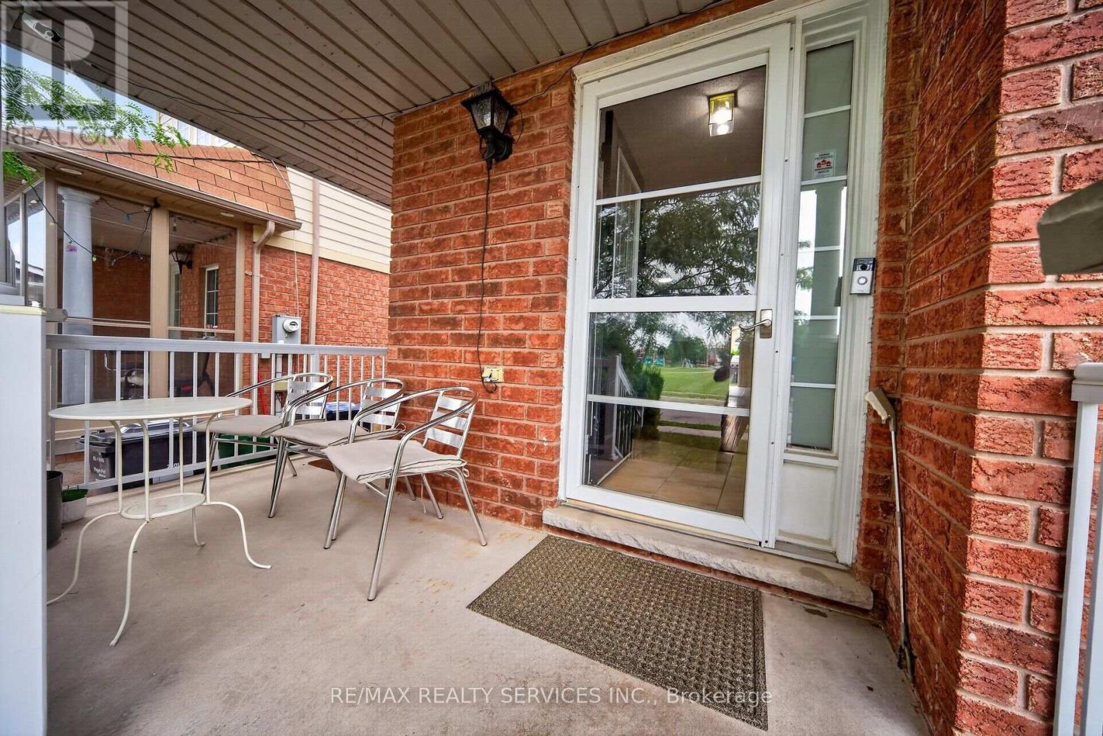 26 Peachleaf Crescent S, Brampton, Ontario  L7A 2B2 - Photo 7 - W13806940