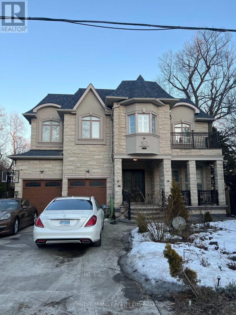 35 DRAKE CRESCENT, Toronto, Ontario