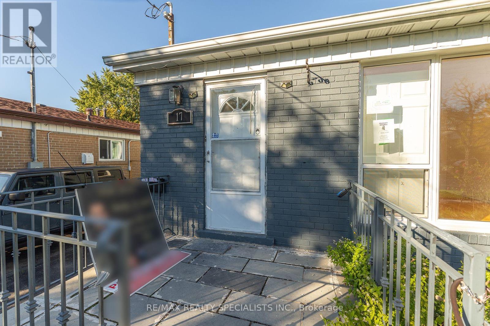 17 Huddleston Court, Toronto, Ontario  M1L 4L1 - Photo 5 - E13797766