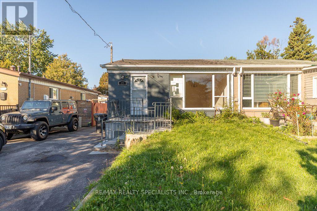 17 Huddleston Court, Toronto, Ontario  M1L 4L1 - Photo 4 - E13797766