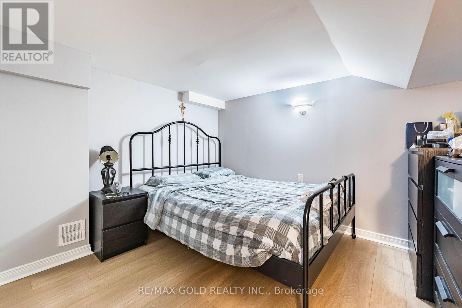 6 Mistdale Crescent, Brampton, Ontario  L7A 1S1 - Photo 27 - W13807044